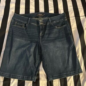 Jegging knee length jean shorts